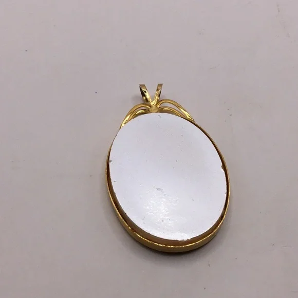 ✅ 2/$10 ✅ Vintage Floral Picture Country Gold Tone Vintage Pendant for Necklace - Picture 4 of 5